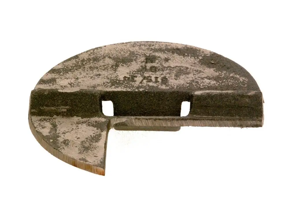 BOSCH Abgasklappe, rundes Metallstück mit einer Aussparung und zwei Öffnungen, zeigt Abnutzungsspuren und ist möglicherweise Teil eines Abgassystems.